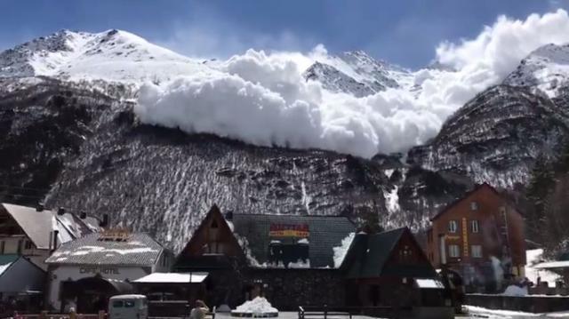 Zastrašujuæi snimak lavine ka odmaralištu u Rusiji